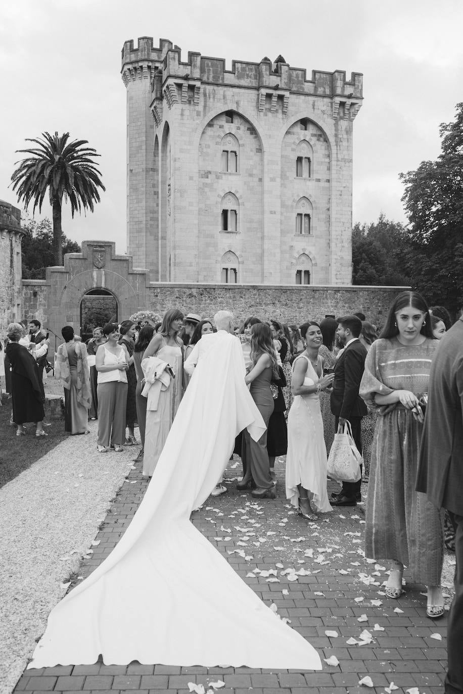 La boda de cuento de Iñigo e Ioritz en el Castillo de Arteaga con look inspirado en la MET Gala