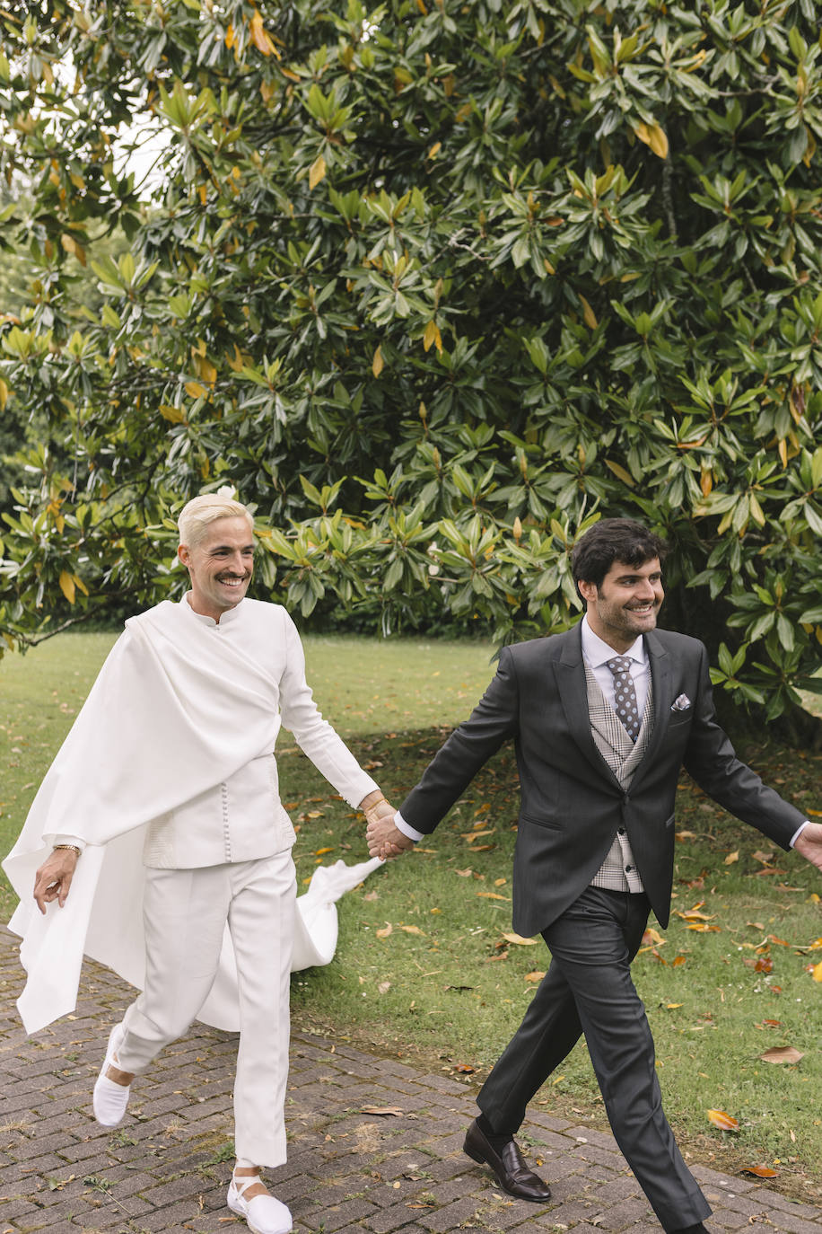 La boda de cuento de Iñigo e Ioritz en el Castillo de Arteaga con look inspirado en la MET Gala