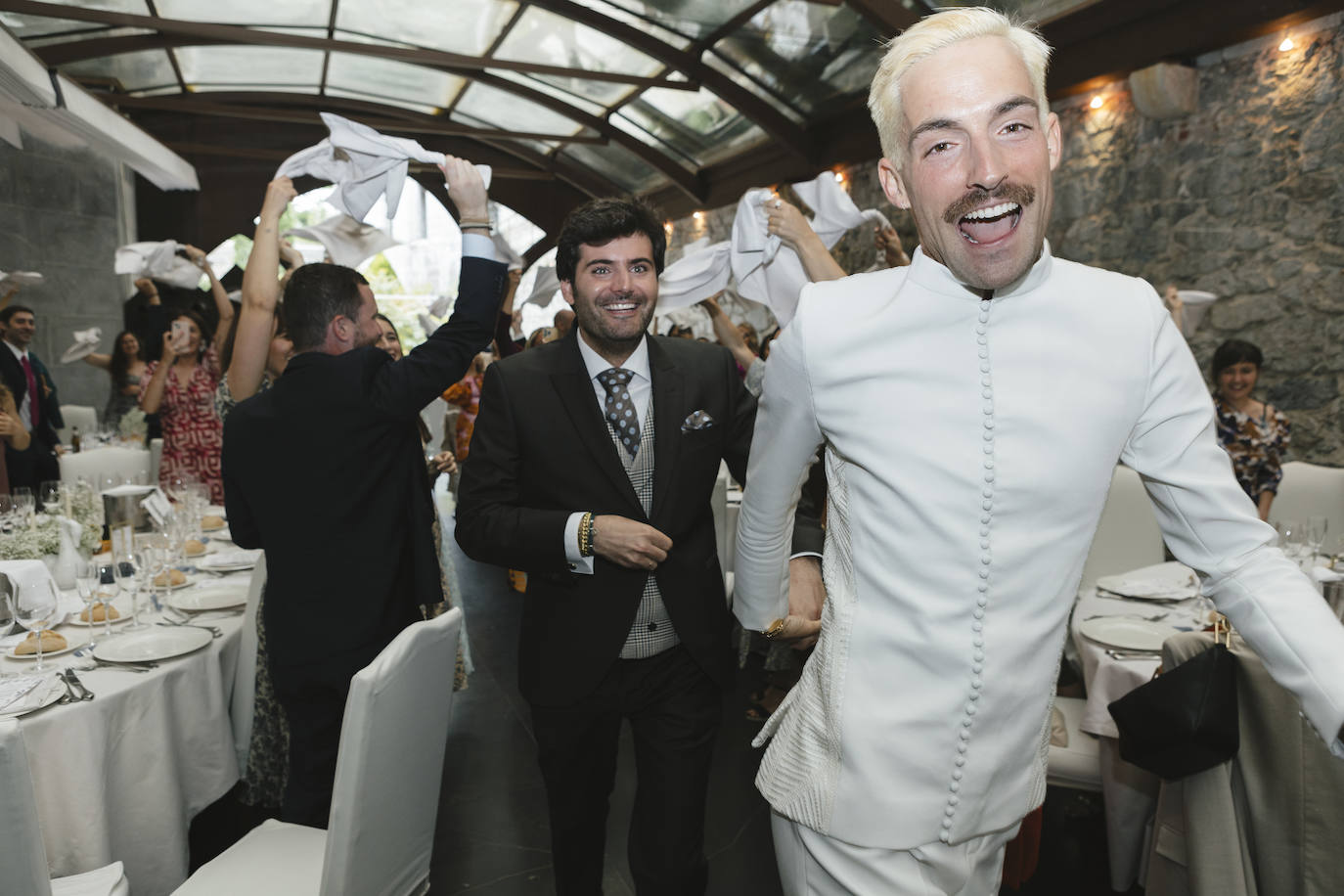 La boda de cuento de Iñigo e Ioritz en el Castillo de Arteaga con look inspirado en la MET Gala