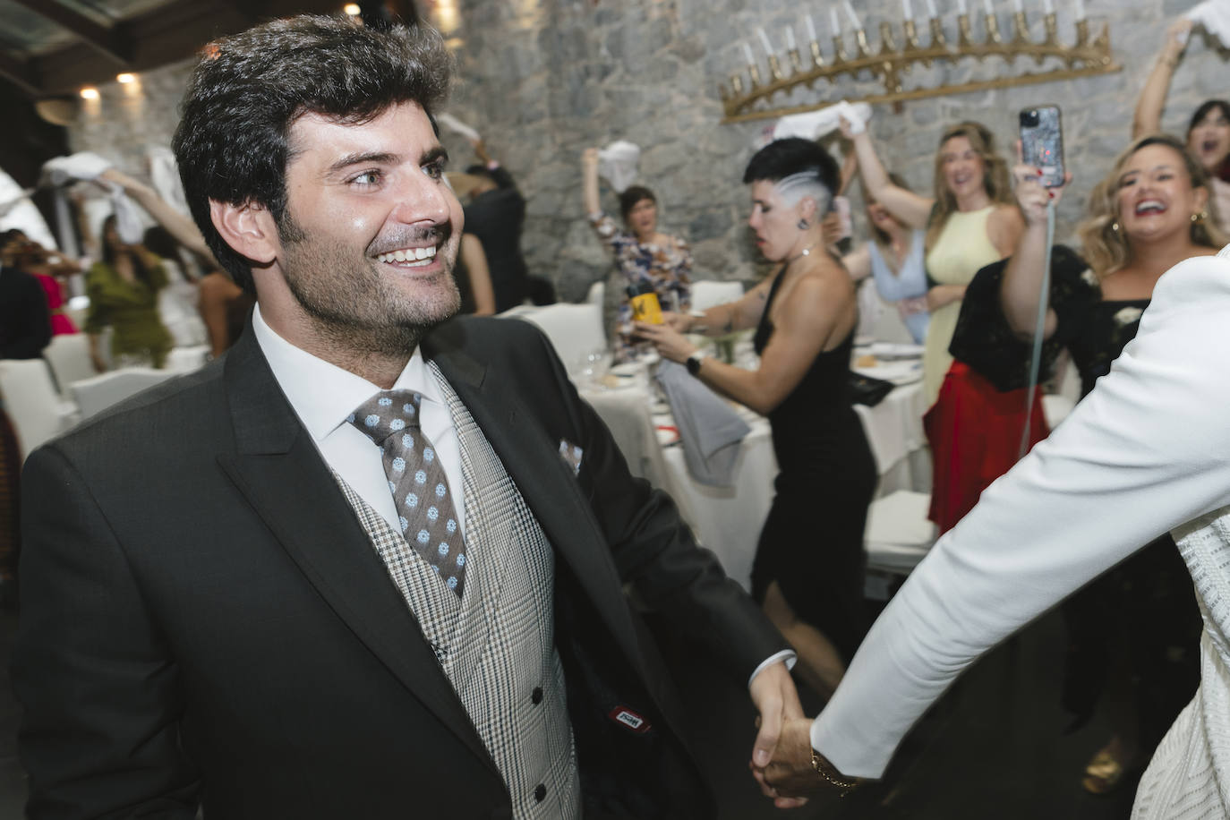 La boda de cuento de Iñigo e Ioritz en el Castillo de Arteaga con look inspirado en la MET Gala