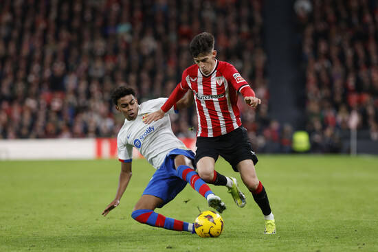 Imanol intenta superar a Lamine Yamal en el partido de Liga contra el Barcelona en San Mamés.,