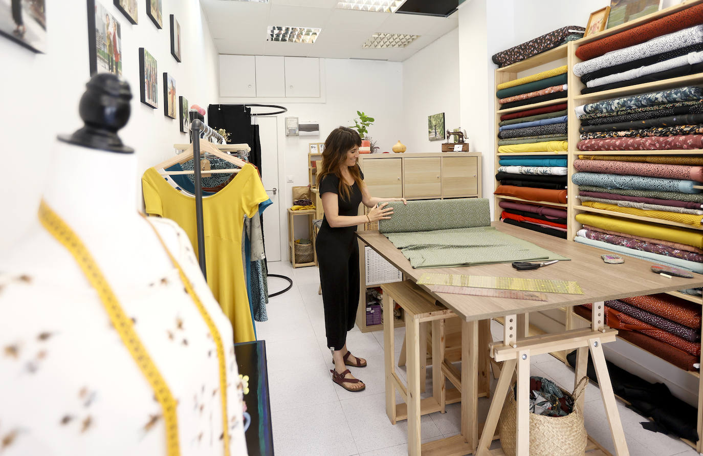 Nekane, la enfermera que crea vestidos de flores en su pequeño taller de Iturribide