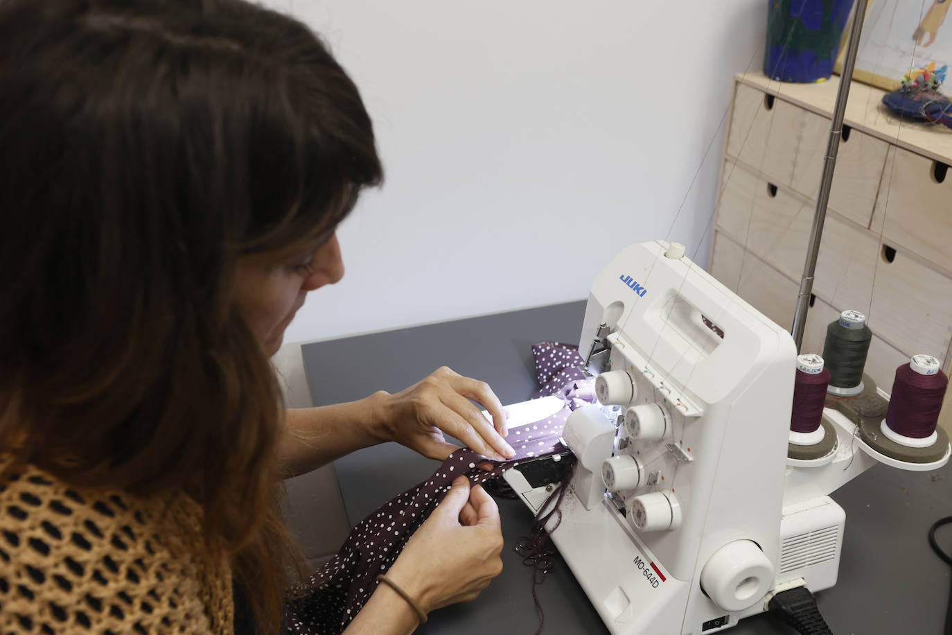 Nekane, la enfermera que crea vestidos de flores en su pequeño taller de Iturribide