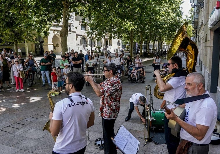 Sunset Rhythm Kings tocando en la calle Postas