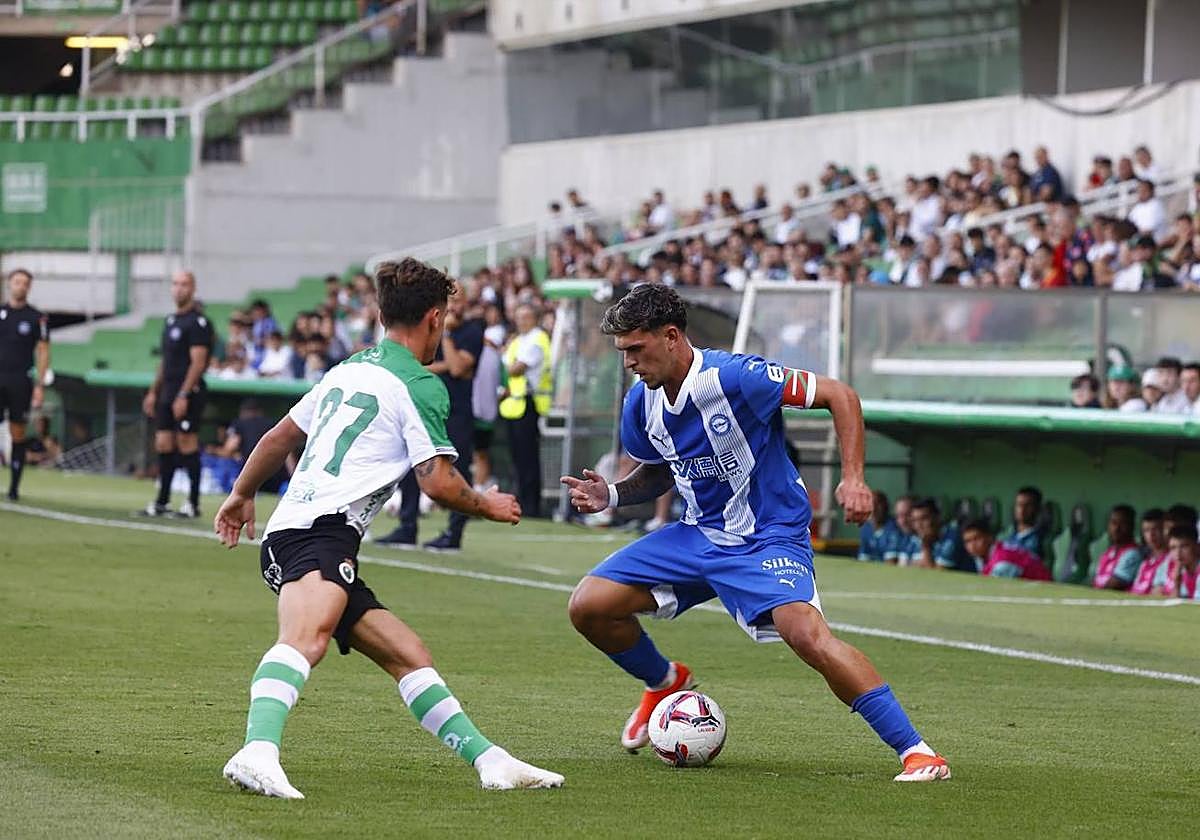 Javi López encara a Yeray durante el duelo ante el Racing.