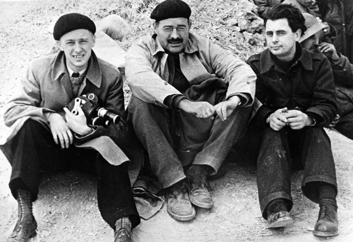 Roman Karmen, Ernest Hemingway y Joris Ivens en las trincheras republicanas en 1936, rodando imágenes de la Guerra Civil.