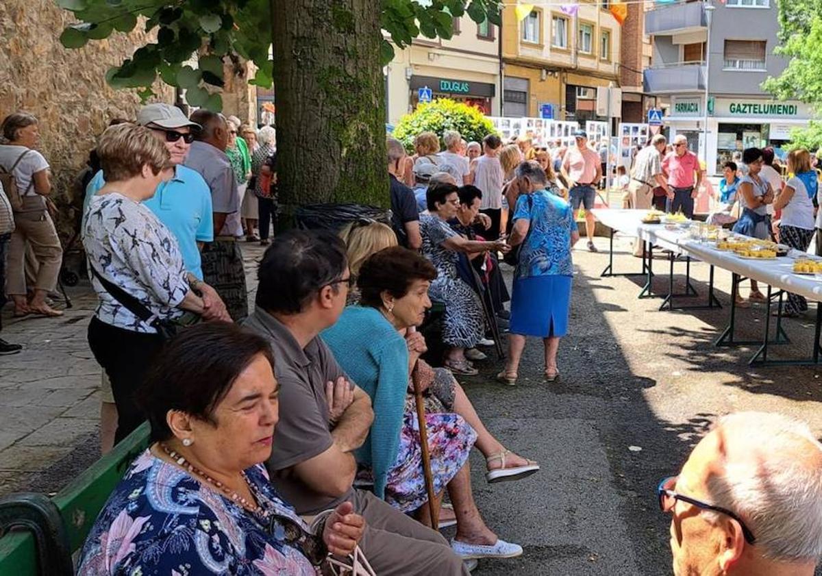 Imagen principal - La degustación de tortillas y el concurso de guiso abarrotará el barrio de vecinos.