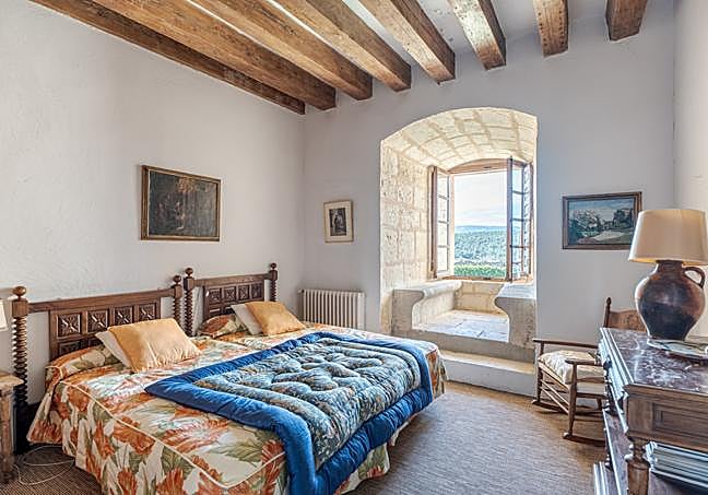 Uno de los seis dormitorios del castillo.