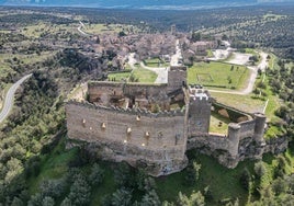 Vista aérea de la fortaleza de la localidad segoviana, construida en el siglo XIII.