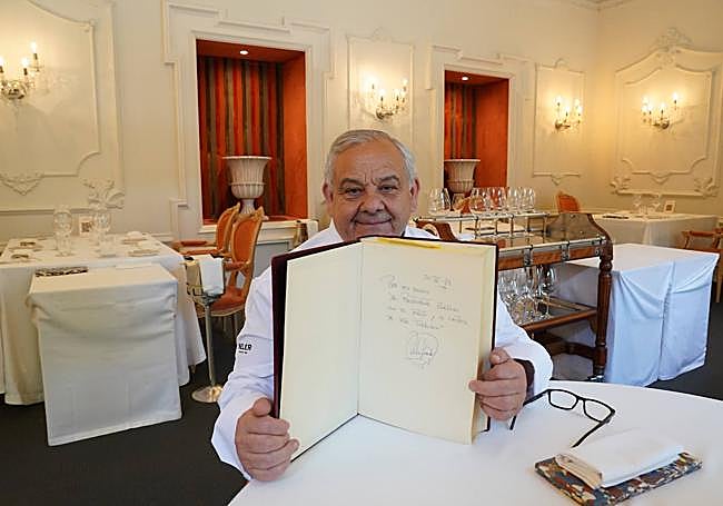 Dani muestra el libro de honor.