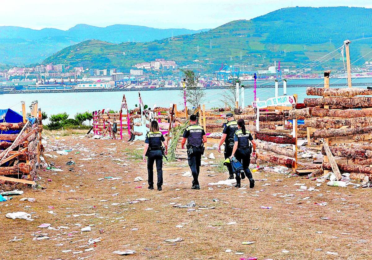 Cuatro agentes de la Policía Municipal de Getxo recorren la zona del 'Bronx' al día siguiente de paellas.