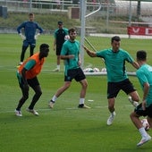 Yuri, Paredes y Galarreta entrenan al margen del grupo en un Lezama abarrotado