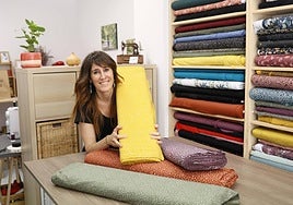 Nekane, la enfermera que crea vestidos de flores en su pequeño taller de Iturribide.