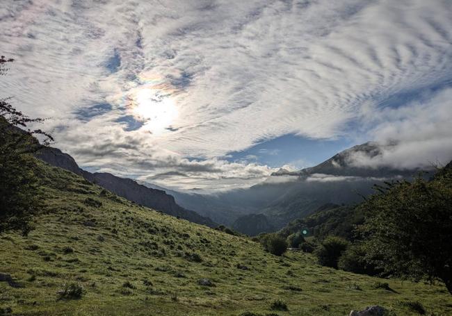 Vistas desde el collado de Pandébano hacia Sotres.