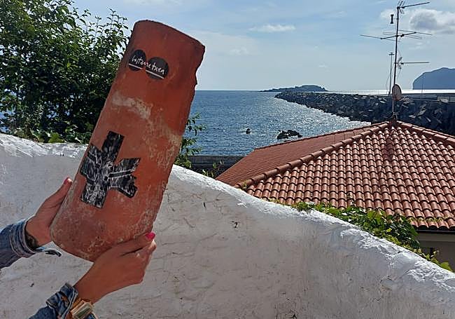 Imagen de la teja con la que refrendará este año Bermeo su posesión sobre Izaro.