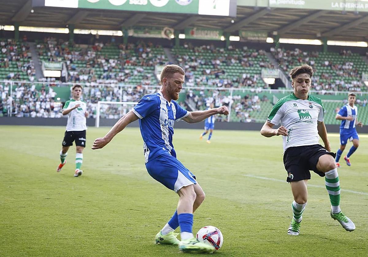 Carlos Vicente golpea el balón en el amistoso ante el Racing.