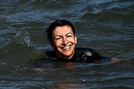 Anne Hidalgo, alcaldesa de París en el río Sena.