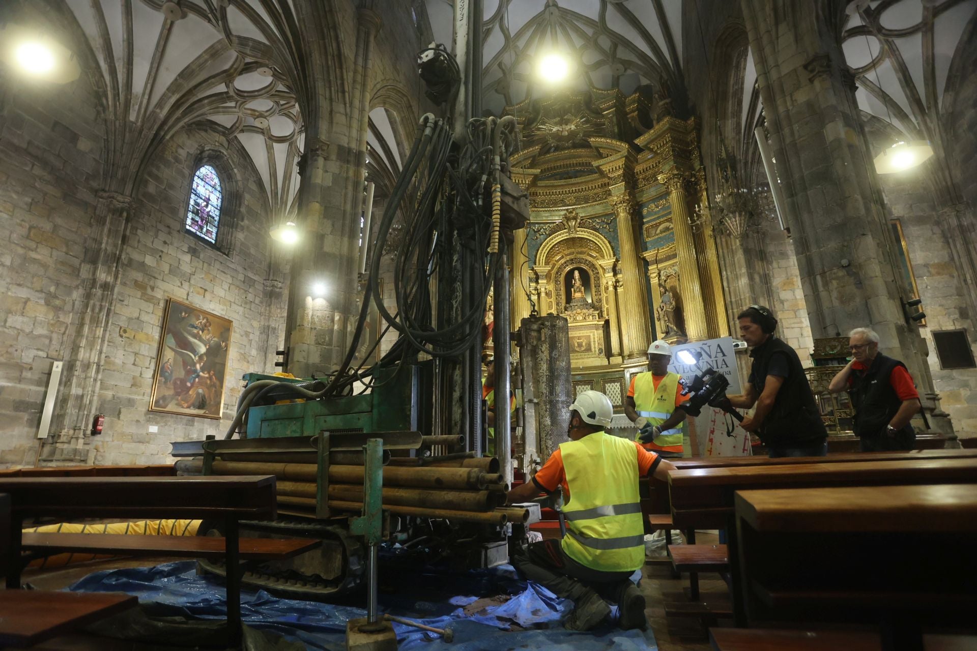 Así se desarrollan los trabajos de sondeo frente a la Amatxu de Begoña