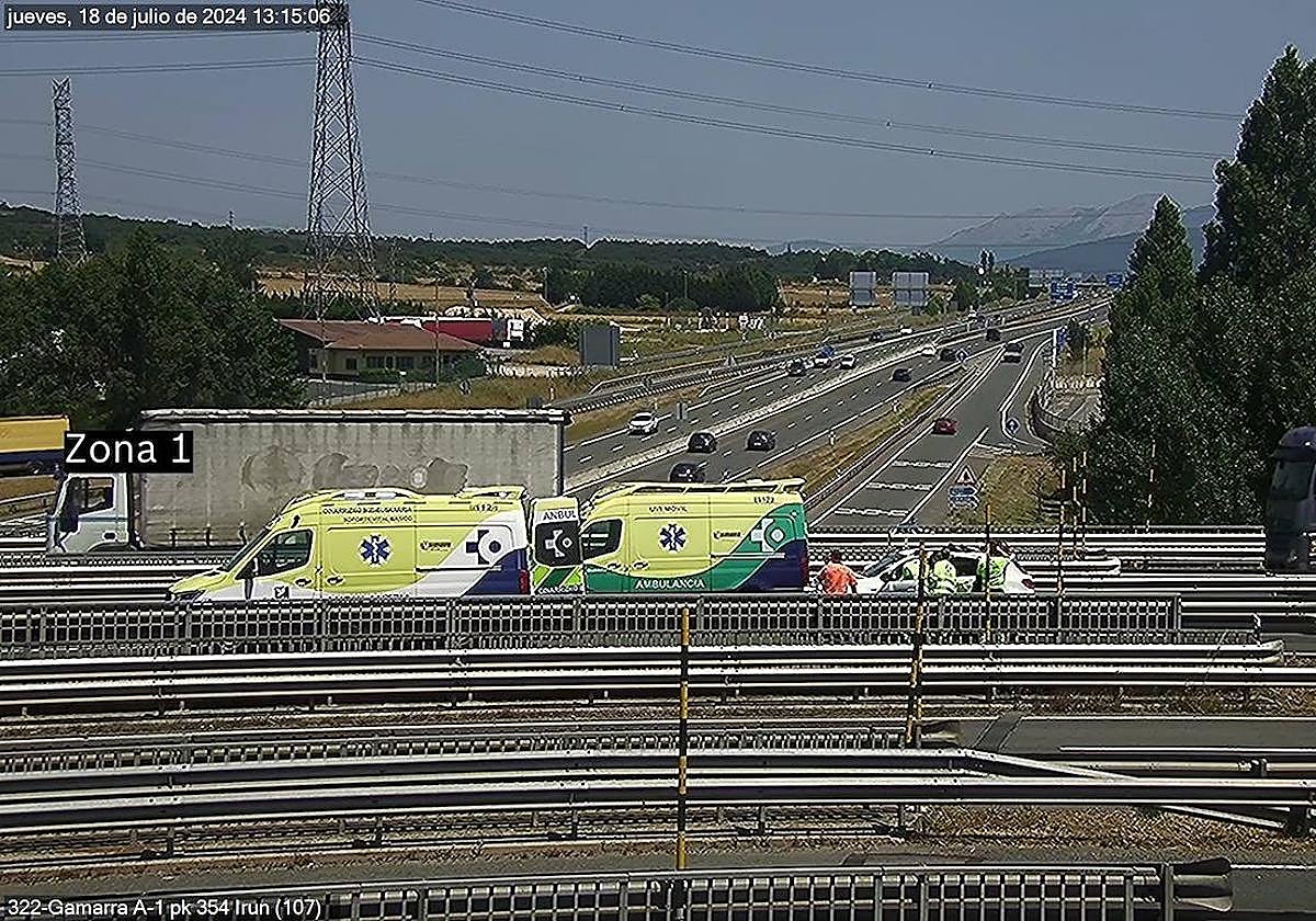Dos heridos en un accidente entre un coche y un camión en la A-1 en Vitoria