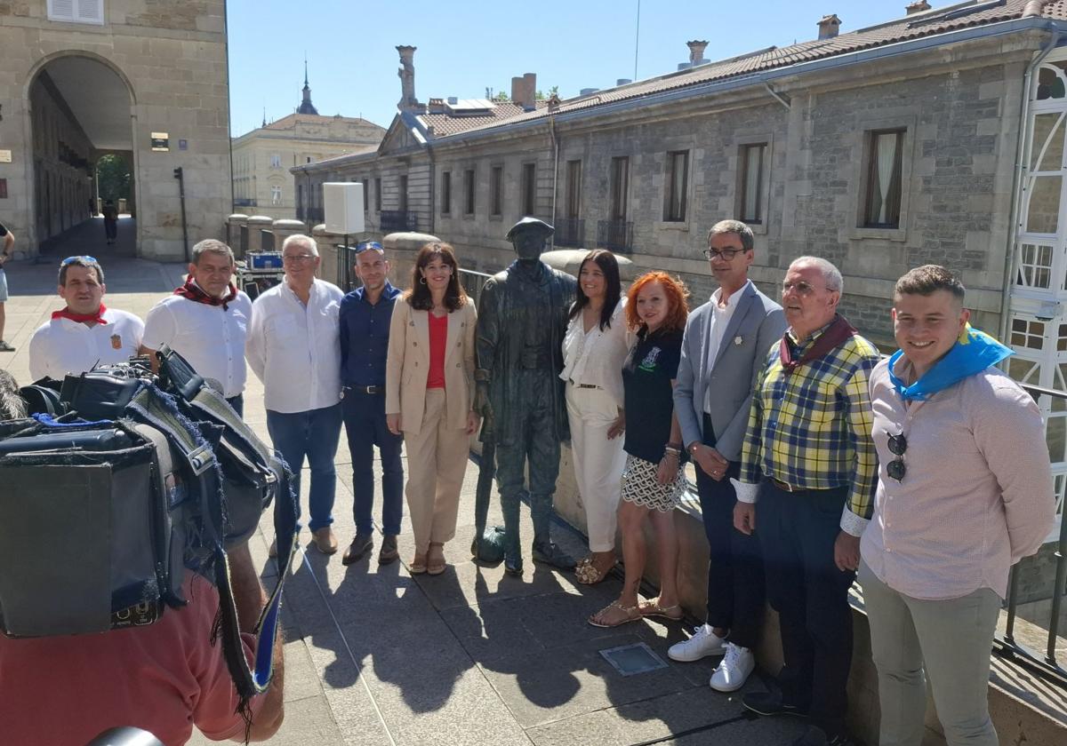 La alcaldesa, Maider Etxebarria, rodeada de los representantes de las casas regionales este jueves en la balconada.