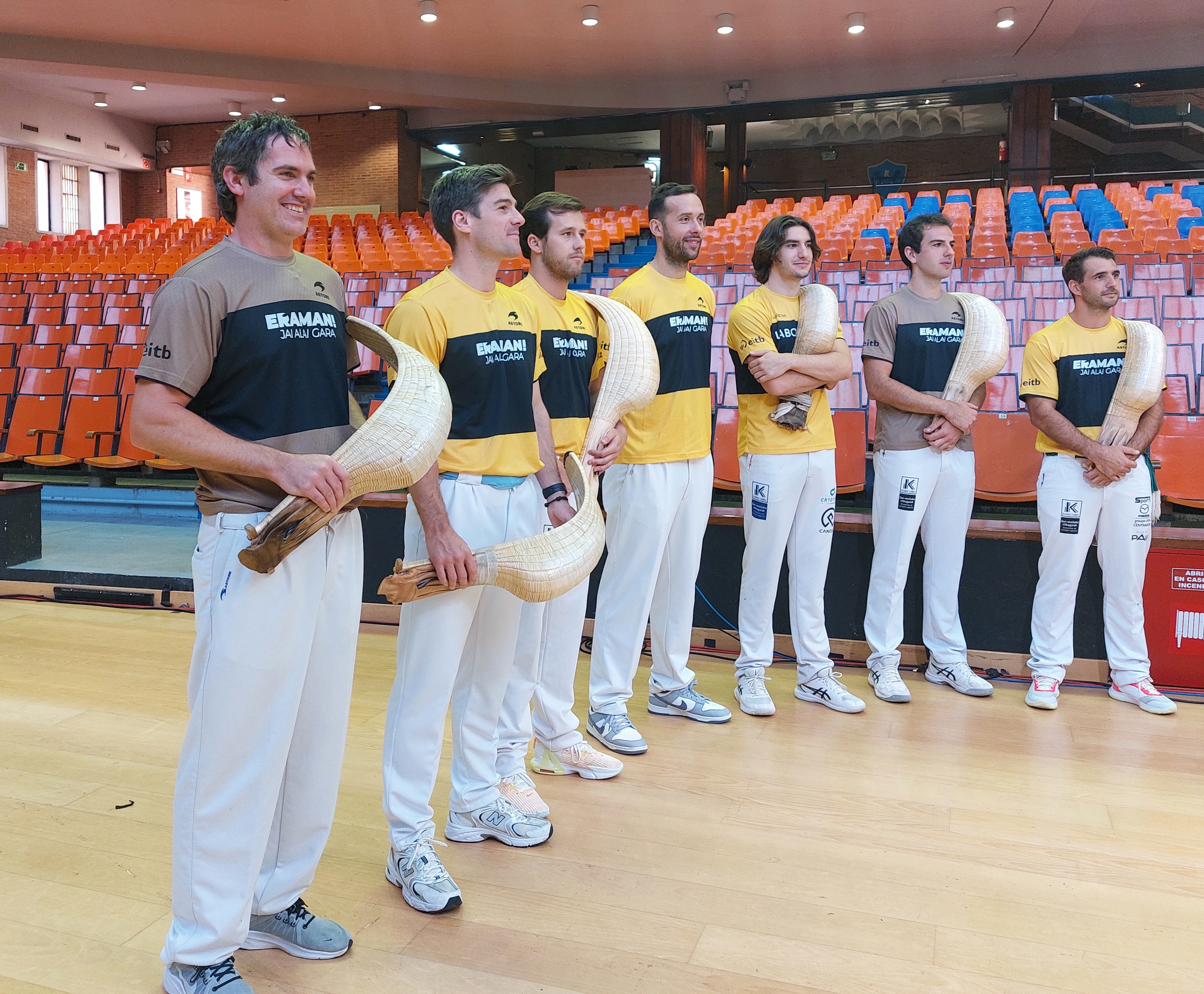Varios de los pelotaris participantes en el Grand Slam de Gernika, durante la presentación.