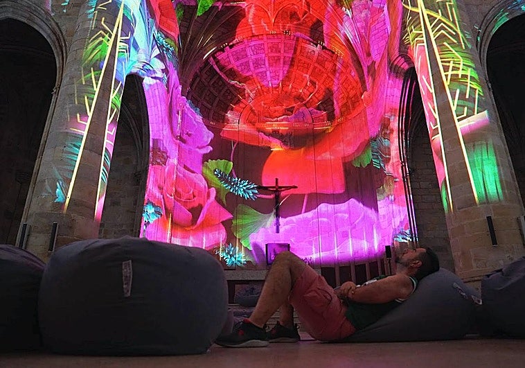 La mejor manera de disfrutar del espectáculo es tumbado en los pufs que sustituyen a los bancos del templo.