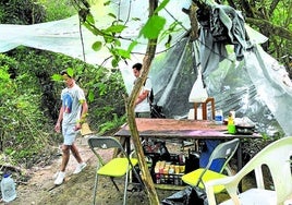 Said y Mohamed, ayer en uno de los espacios comunes que han montado con mesas, sillas y alimentos ordenados en cajas.