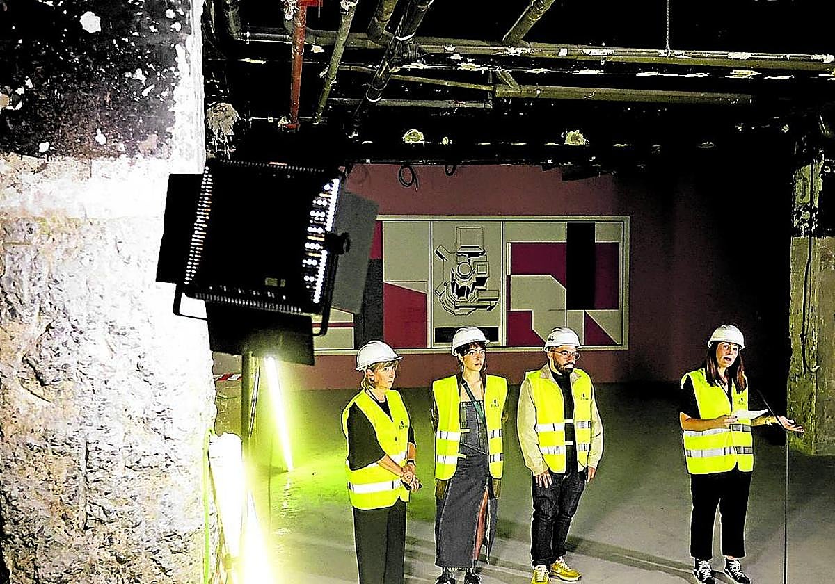 Artistas y responsables del proyecto 'Lanean Rekalde en obras', durante su presentación.