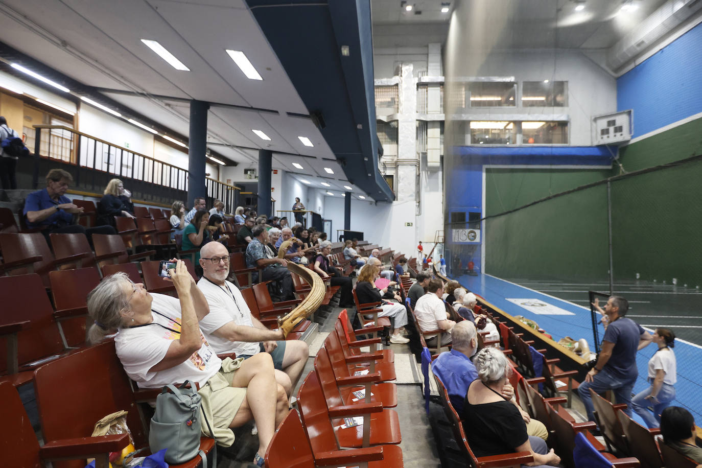 Participantes en la vigésima Conferencia Bienal Internacional sobre Hemingway prueban una cesta en el frontón del Deportivo de Bilbao, como parte de una exhibición organizada por Jai Alai Events.