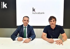 Rafael Arberas, director de marketing de Kutxabank, y Aitor Galdós, presidente de la Fundación, en la firma del acuerdo.