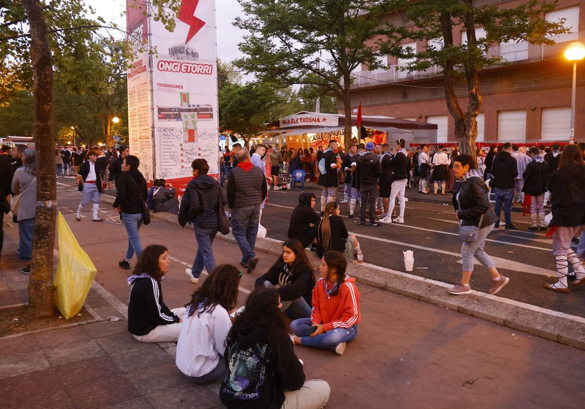 Entrada al recinto de las txosnas en el campus de la UPV.