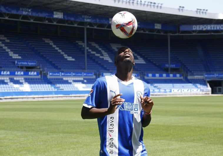 Moussa Diarra en el cesped de Mendizorroza durante su presentación. e