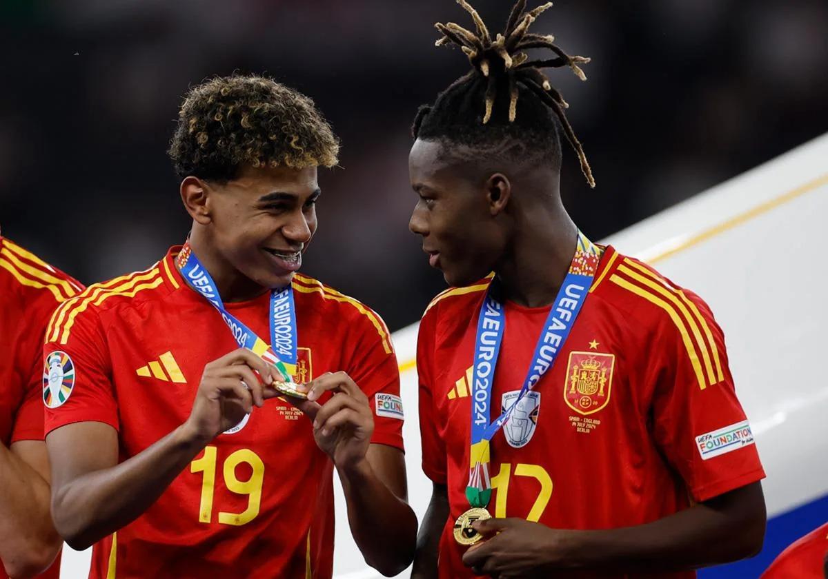 Lamine Yamal y Nico Williams, con las medallas de campeones.