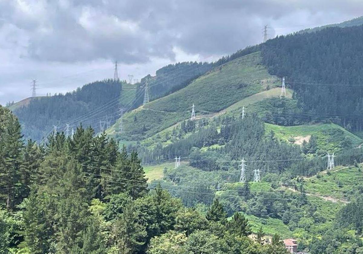 Güeñes se une a la lista de pueblos en contra de la línea eléctrica que cruzará Bizkaia