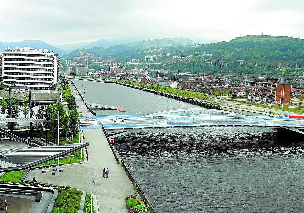 El puente de San Ignacio abrirá hoy al público y facilitará los accesos a Zorrozaurre.