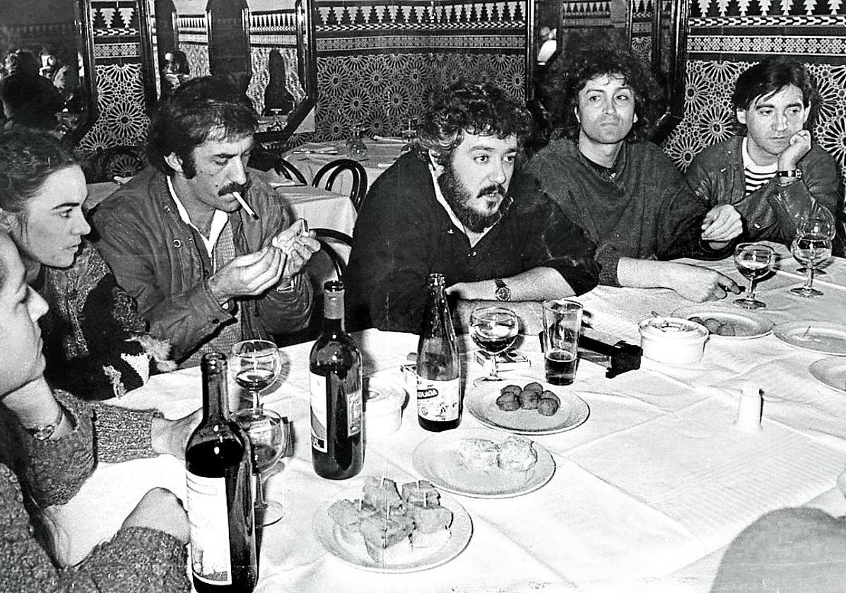 Imagen principal - Amaia Lasa, Ramón Barea, Imanol Uribe, Fernando Telletxea 'Fama' y José Antonio Nielfa 'La Otxoa' en la presentación del filme en el Café Iruña de Bilbao en febrero de 1984. Juan Mari Segués da vida al sacerdote de Lekeitio, cuyos vecinos participaron como figurantes convocados por el párroco real, Benito Ansola.