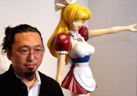 Takashi Murakami y su escultura 'Miss ko2'.