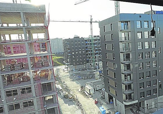 Pese al aumento en Álava, en 2023 se levantaron en Euskadi un 35% menos de promociones de VPO.