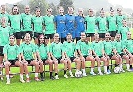 David Aznar, en primer plano, posa con las jugadoras que participaron ayer en el primer entrenamiento en Lezama.