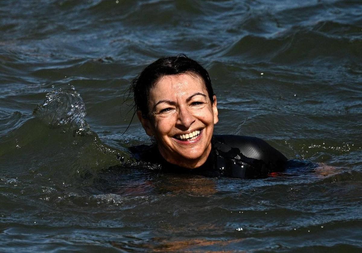 Anne Hidalgo, alcaldesa de París en el río Sena.