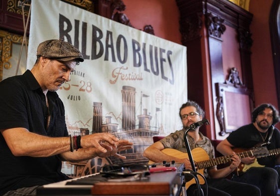 Actuación de Ibai García Blues Project, durante la presentación del festival en el Ayuntamiento.