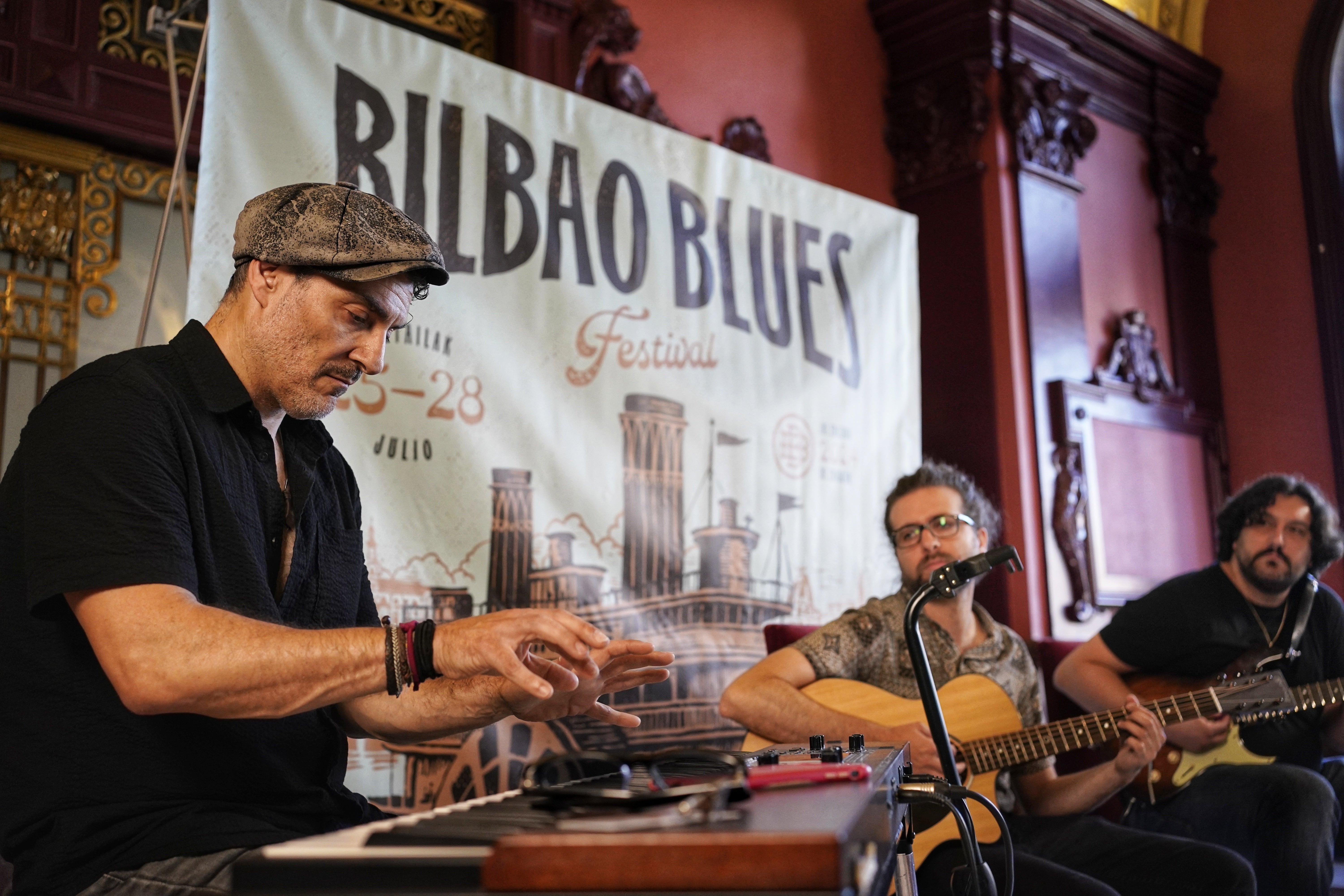 Actuación de Ibai García Blues Project, durante la presentación del festival en el Ayuntamiento.