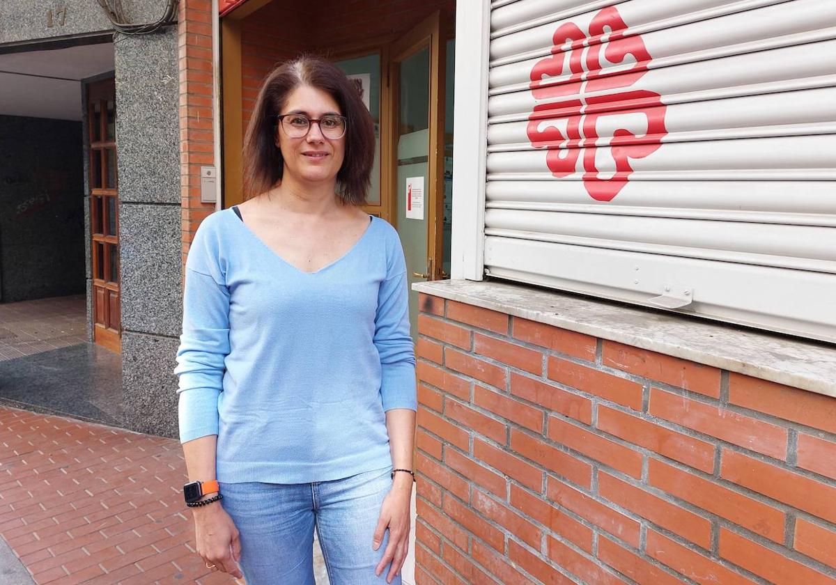 María Berlanga, responsable de la Vicaría 1 de Cáritas, a las puertas del comedor de Barakaldo, donde se dan 70 menús al día.