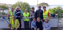 Voluntarios que han trabajo en auzolan con Lekitto Bedarra.