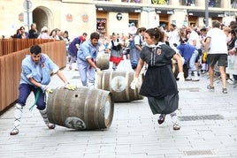 Carrera de Barricas en el Dia del Blusa y la Neska, en Vitoria