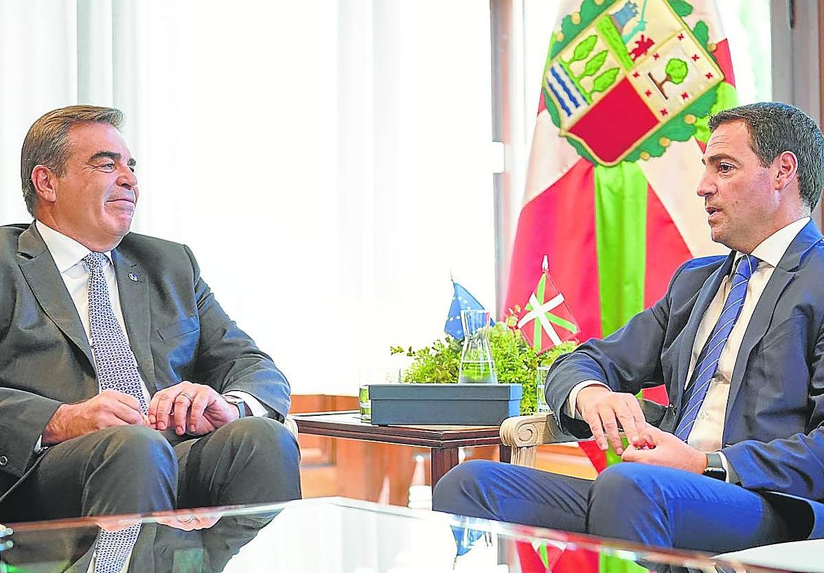 Margaritis Schinas atiende al lehendakari Pradales en Ajuria Enea.