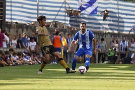 Luis Rioja presiona a un rival durante el amistoso entre el Alavés y la Real Sociedad en Laguardia.