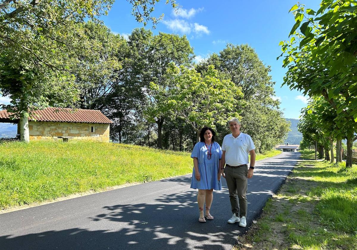 La alcaldesa, Ainhoa Salterain y el concejal de Urbanismo, Anartz Gandiaga, pasean por esta zona.