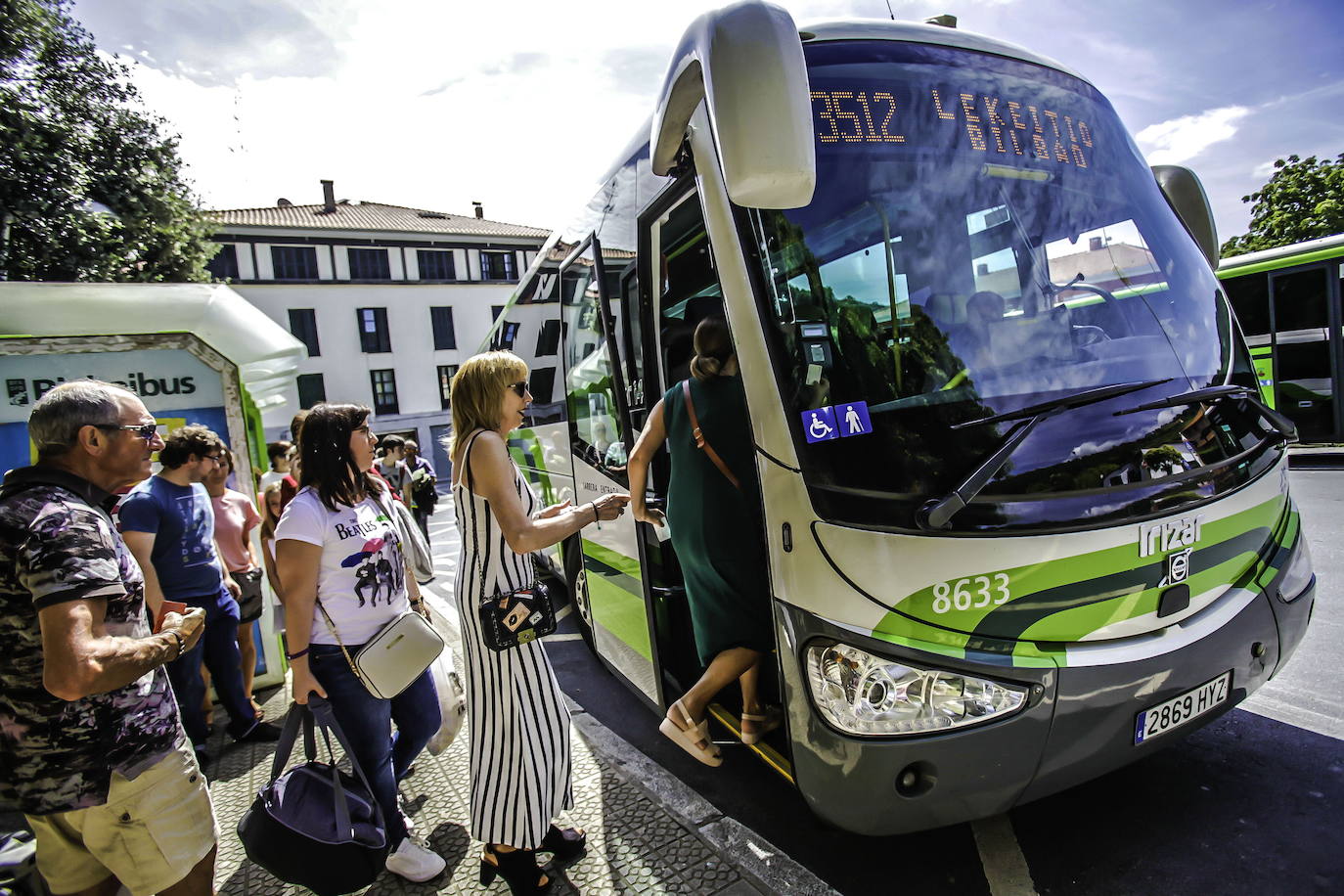 Un grupo de pasajeros se sube a línea que une Lekeitio con Bilbao.