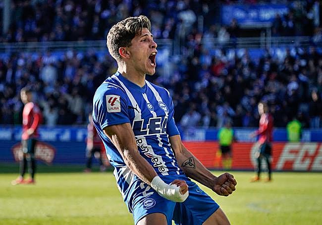 Giuliano celebra su gol con el Alavés al Celta.
